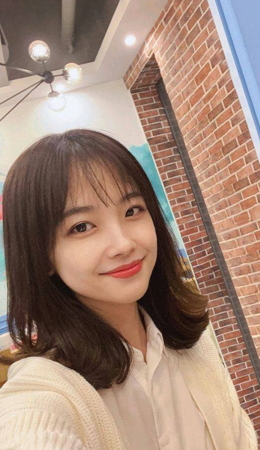 央视女记者王冰冰再次火了,和李佳琦直播,可盐可甜美进心间!