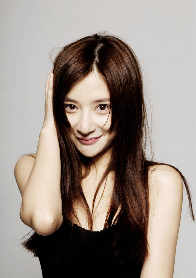 徐卫合作出演了现代刑侦剧案发现场,熊乃瑾在剧中饰演了小女警刘苗