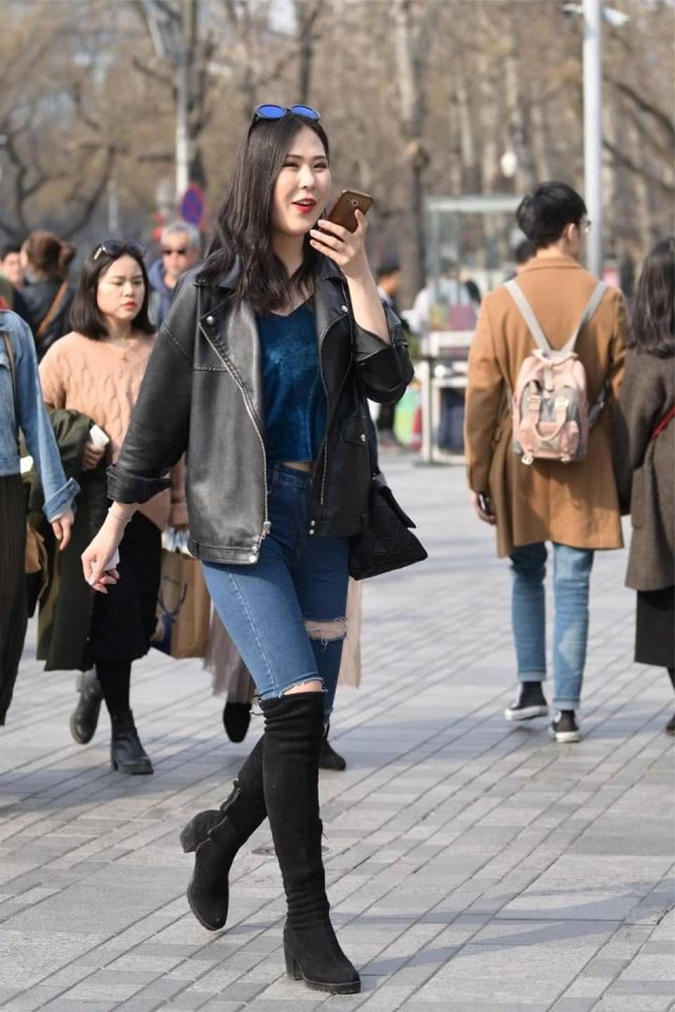 路人街拍,牛仔裤搭配修身的白色背心,青春活力感十足