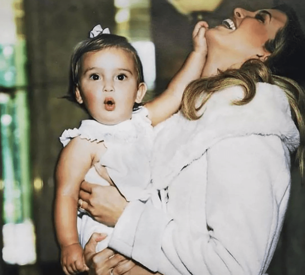 伊万卡为母则刚!在焦头烂额中罕见露笑容,被孩子扑倒也一脸温柔