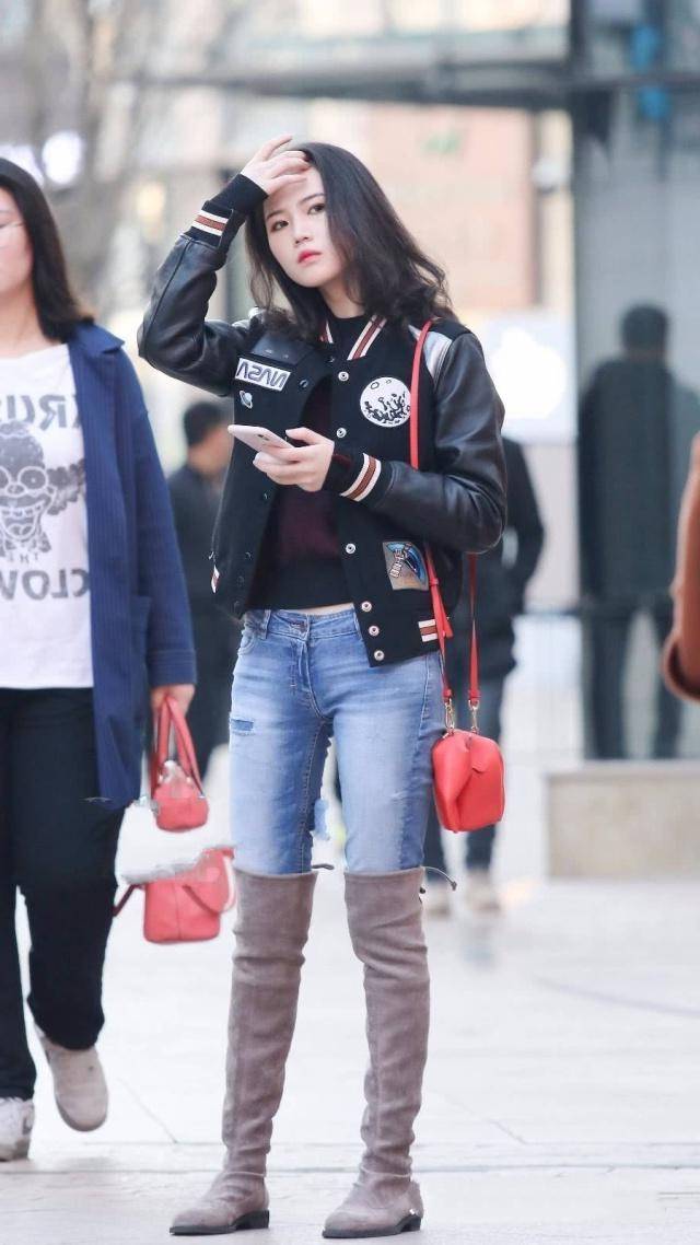 路人街拍,美女夹克衫搭配牛仔裤,轻轻松松穿出好身姿