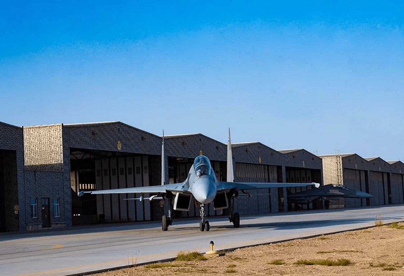 西部战区航空兵某旅装备的歼16这从侧面上也反映出对双发重型战斗机的