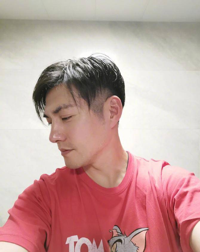 原创严屹宽自己理发,杜若溪穿睡衣素颜出镜,2岁女儿扎小辫太可爱