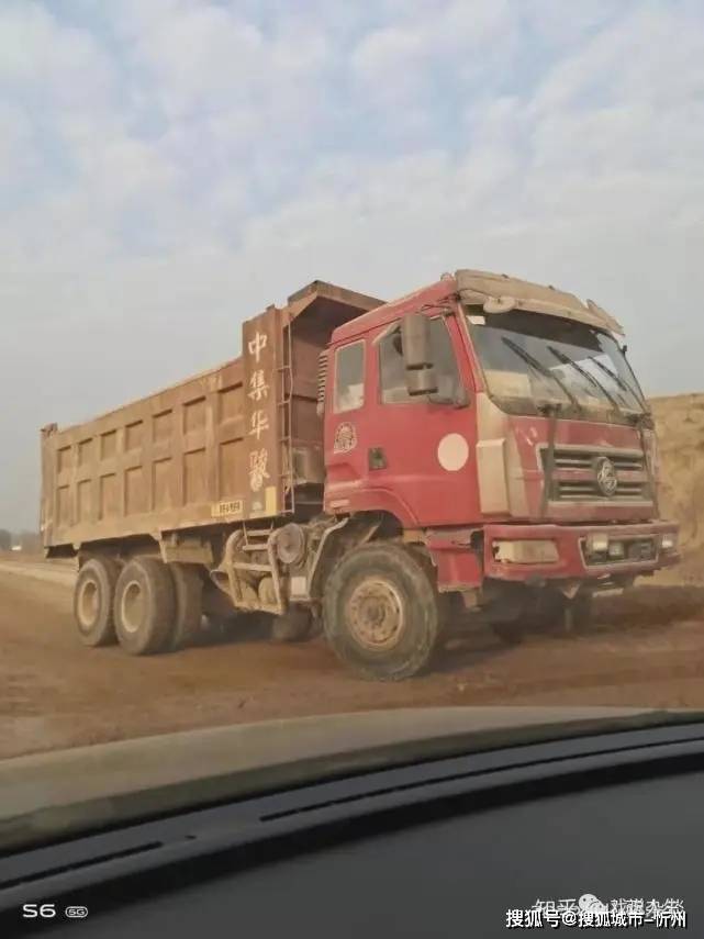 山西原平白停线往滨河西路拉土无牌超载车辆畅通无阻监管部门职责何在