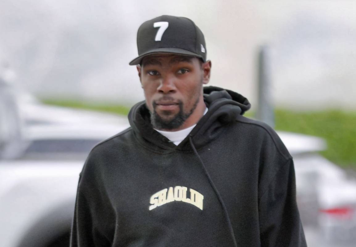 火箭48小时连走3大主力哈登戴杜兰特同款帽子这是暗示要走