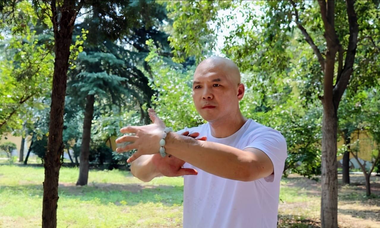 太极大师王战军练太极能提高免疫力帮助女性腿部外形美观