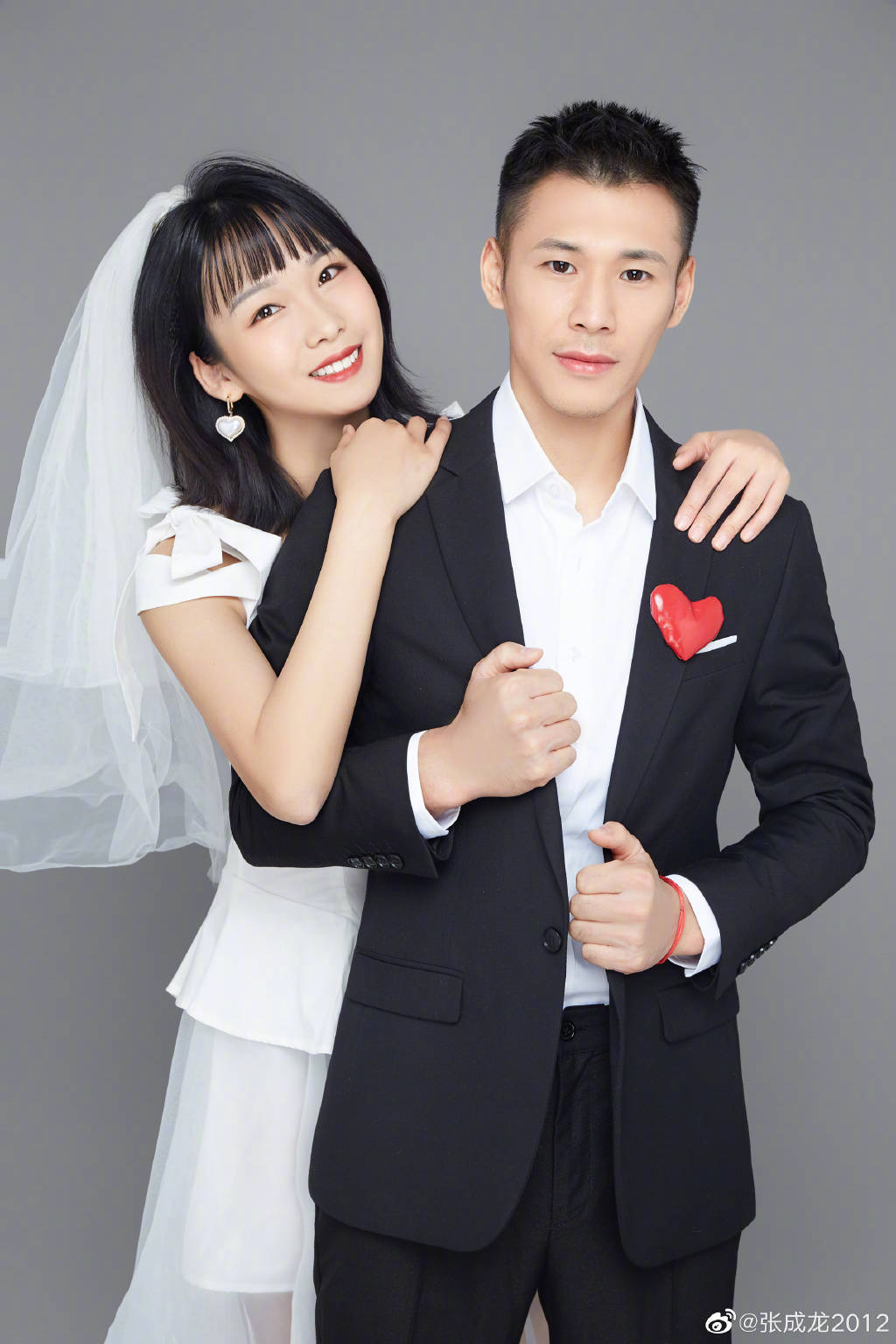 甜蜜奥运冠军张成龙与娇妻再拍婚纱照郎才女貌幸福满溢