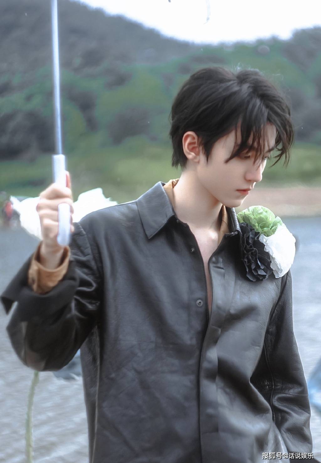 王俊凯黑色风衣出境,宛如武林动漫中的美男子