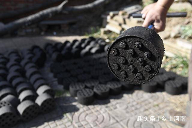 河南农村大爷手工打煤球,一天打二百多个,这场景现在不多见