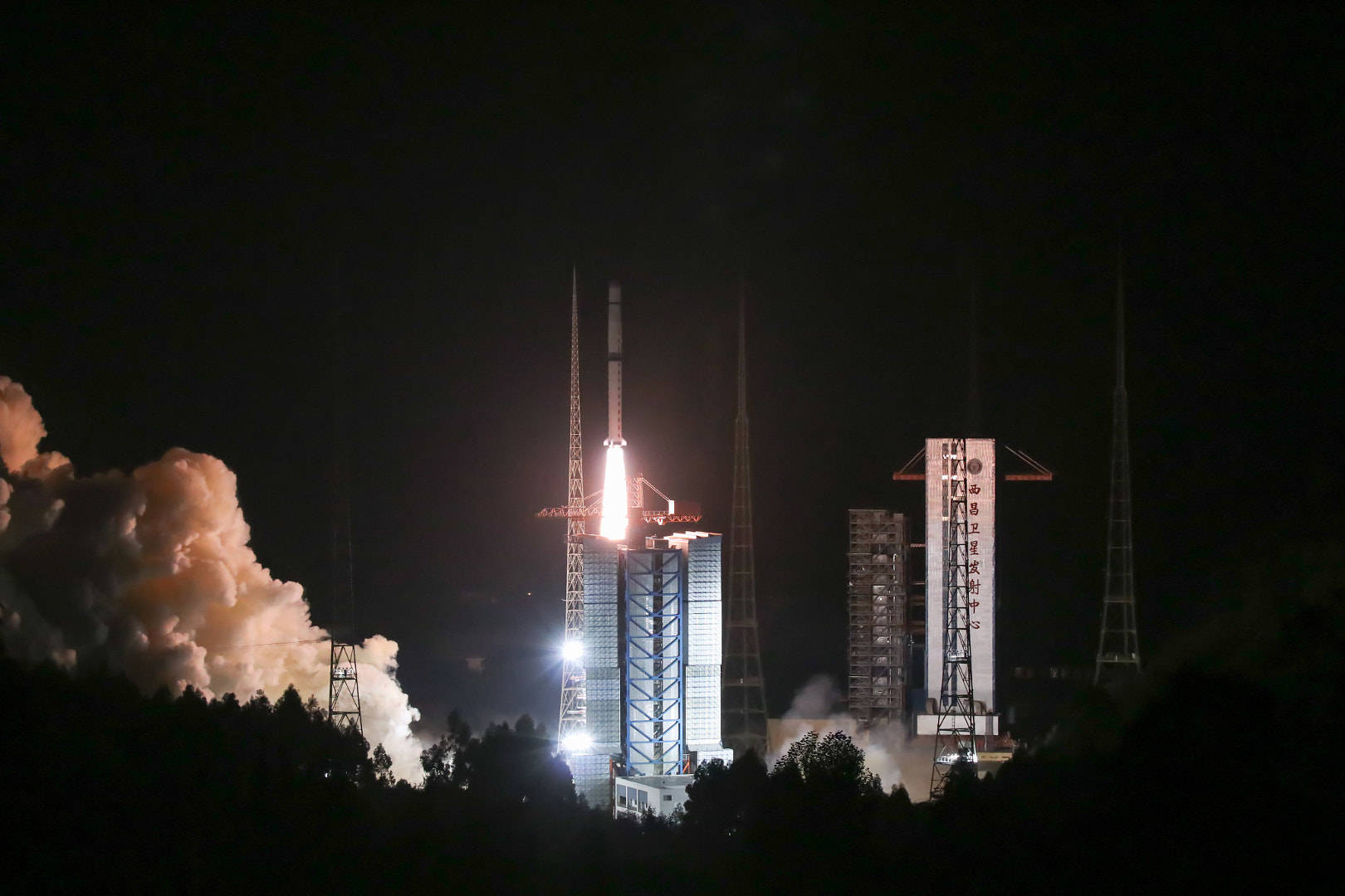 嫦娥五号升空中华民族从奔月到飞跃