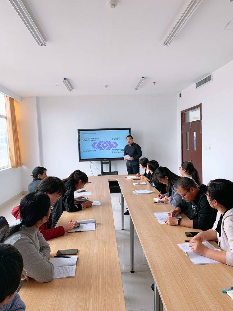 潍坊滨海国际学校初中部召开会议专题研讨小课题