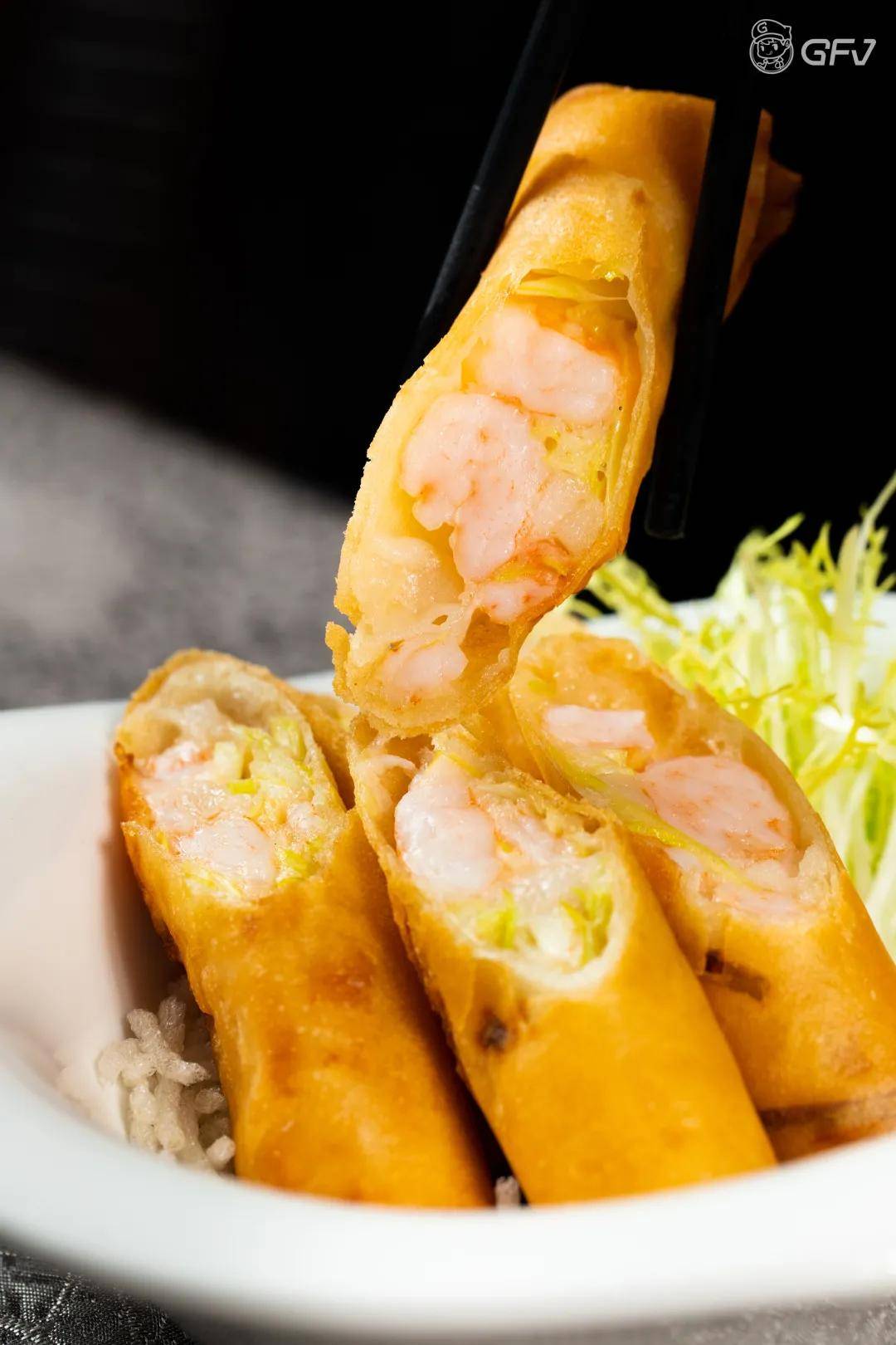 每一块鲜虾韭菜炸春卷夹杂着多块虾仁,春卷皮炸至金黄,配上虾仁入口