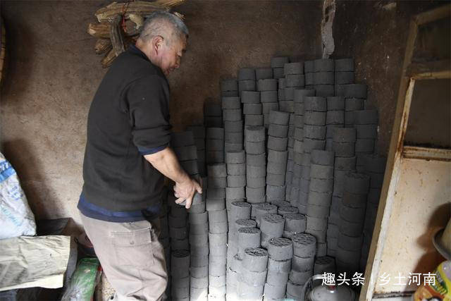 河南农村大爷手工打煤球一天打二百多个这场景现在不多见