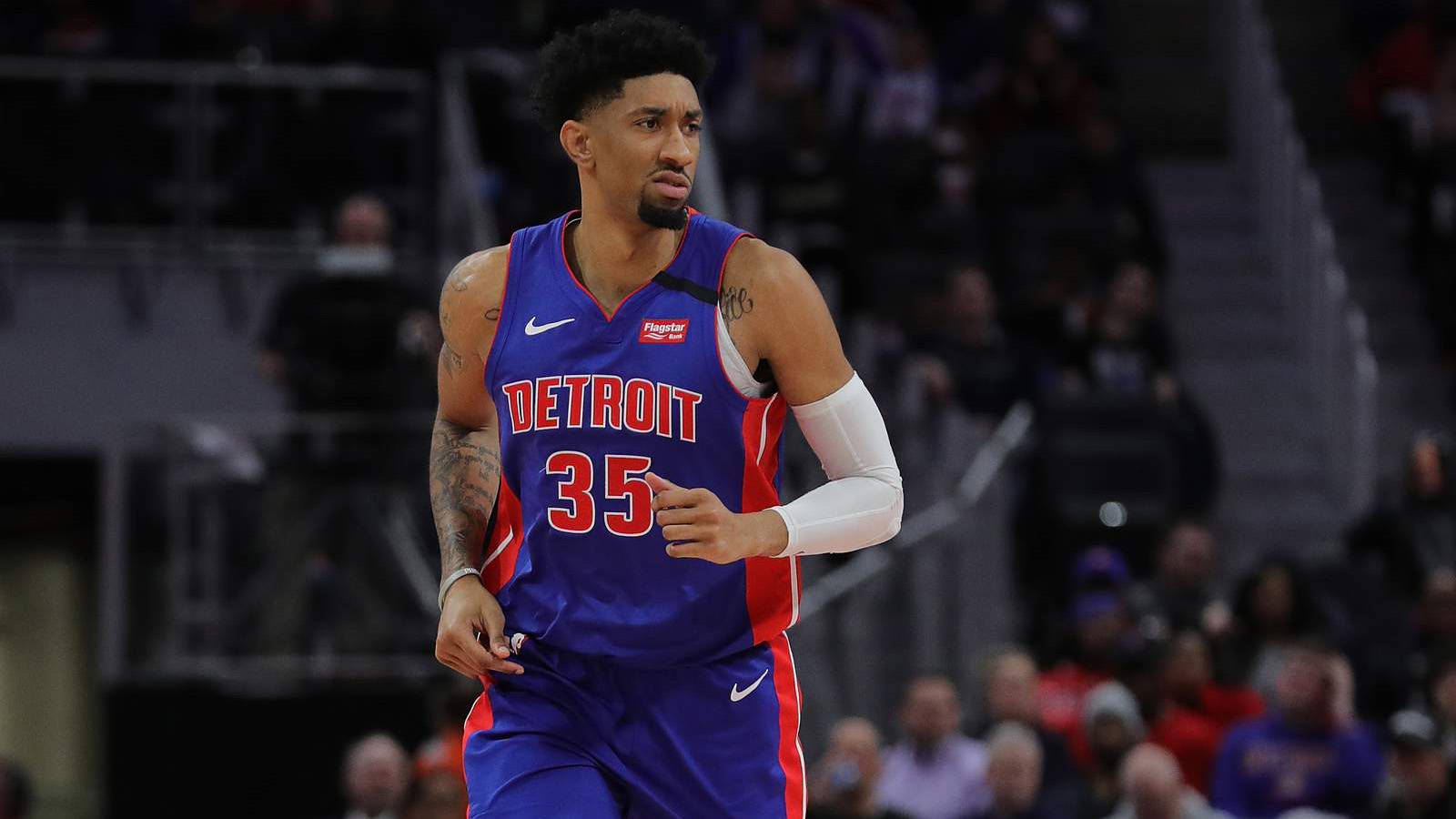 不过令人意外的是,火箭在同意将罗伯特-考文顿交易到开拓者并且换到特