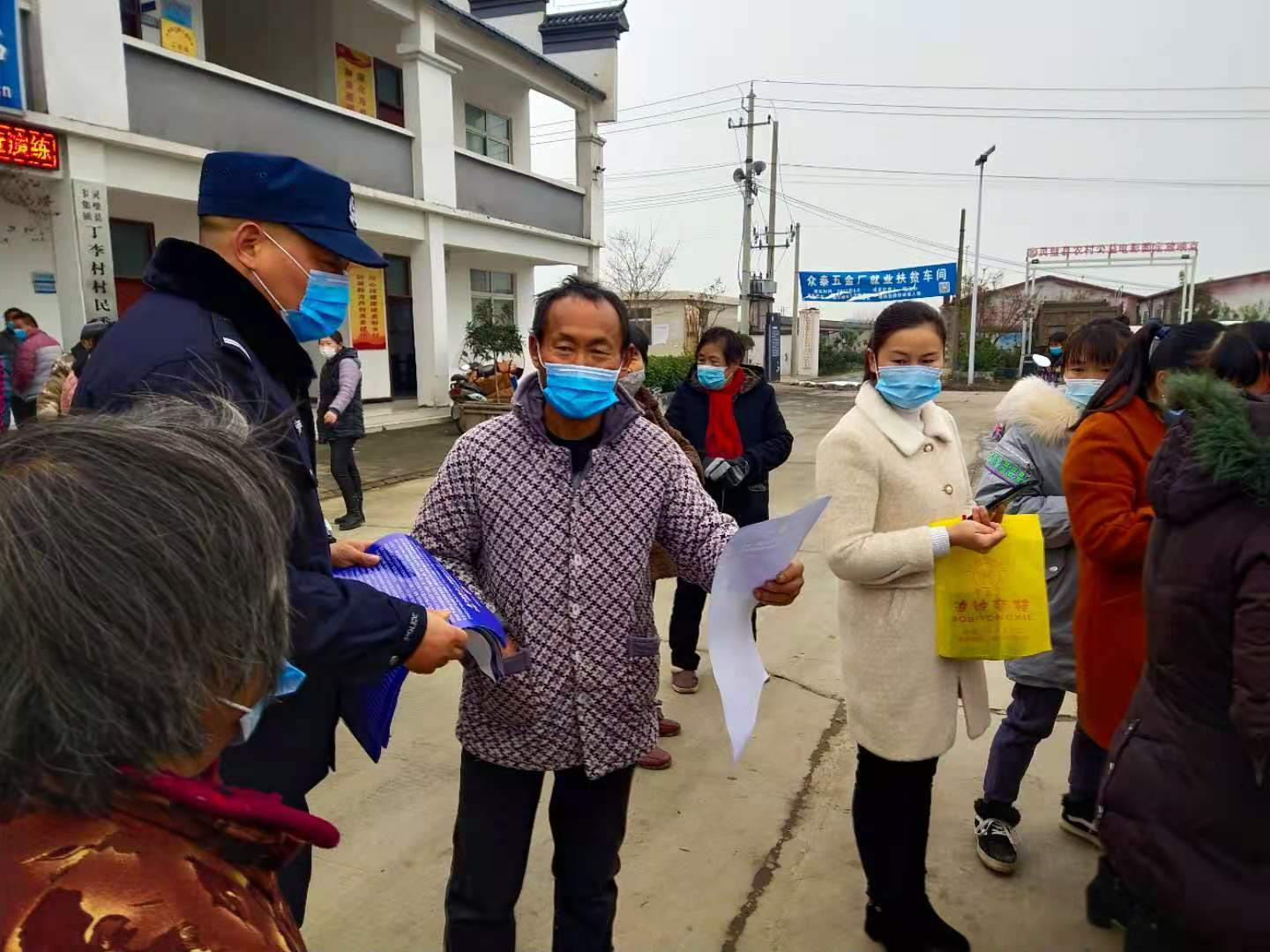 靈璧縣韋集派出所進村入戶開展反恐反邪宣傳