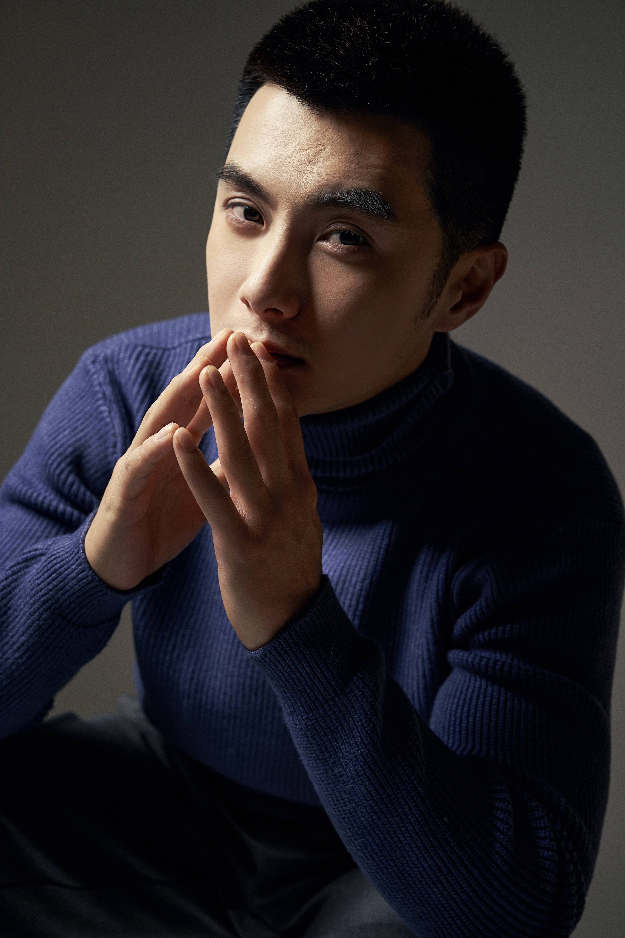 明星时尚沈泰冬日质感写真身穿蓝毛衣眼神温暖