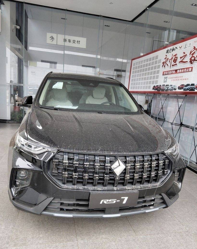 外观方面新宝骏rs-7采用家族内最新的设计美学,编织型的大尺寸八边形