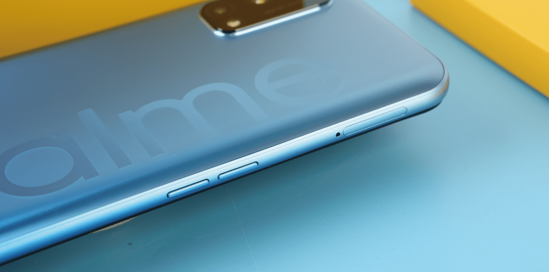 但是相比起紅米note9的199g機身,realme q2的194g機身明顯會更佔優勢