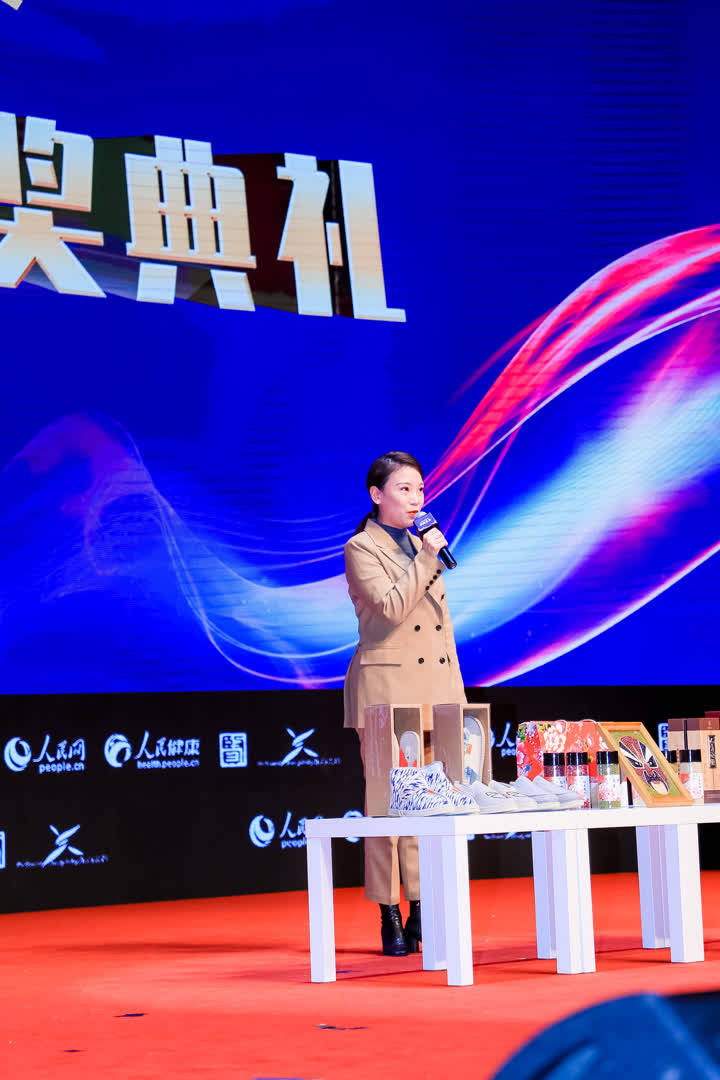 喜讯!新闻女生张曦获评人民优选"优秀巾帼"特约推荐官