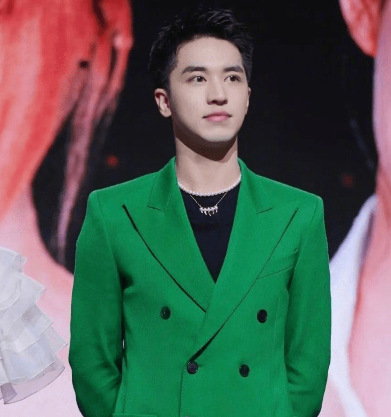 男星戴珍珠项链,王一博霸气,何洛洛精致,华晨宇很时尚!