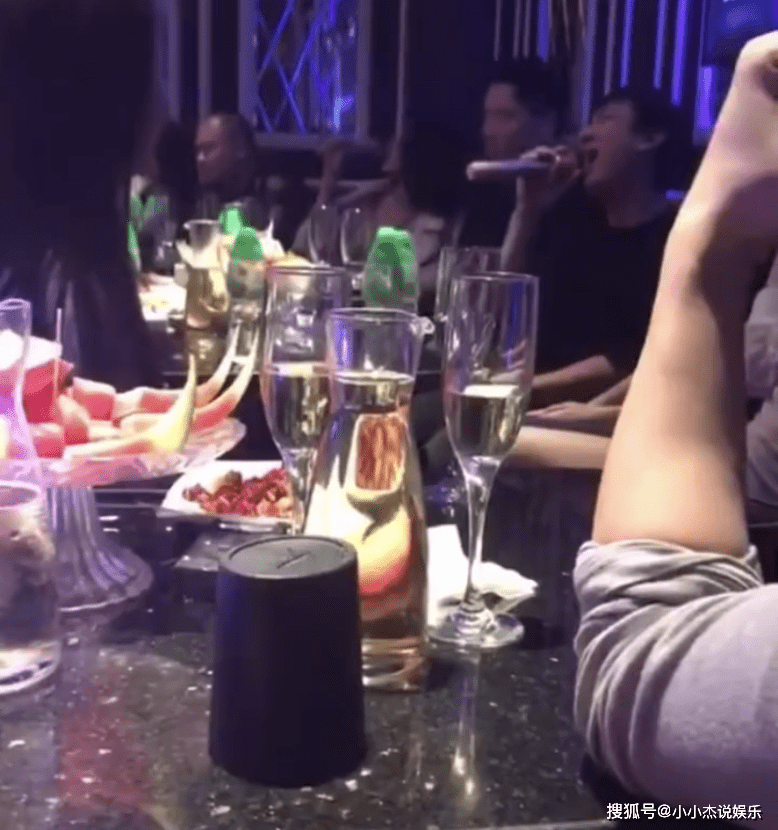 王思聪深夜ktv献唱,桌上摆满香槟美酒,整个包厢女网红也不少