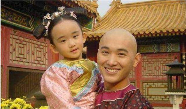 三阿哥的生母是齐妃,早先跟着皇上从王府出来的,所以资历是很深的,而