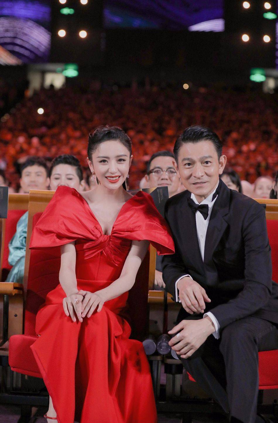 佟丽娅跟刘德华合影端坐着像个小女孩童年偶像还是这么年轻