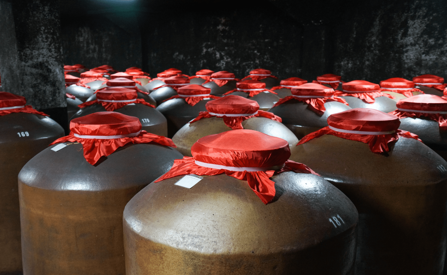 酱香型白酒和浓香型白酒,到底谁更"老"?茅台之上,还得看它