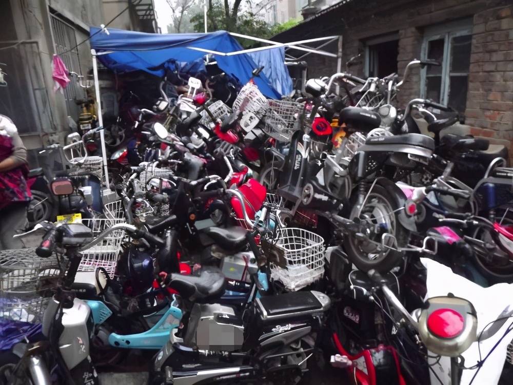 有老师傅表示,一些专做二手电动车回收的经销商,每年轻松赚到上百万的