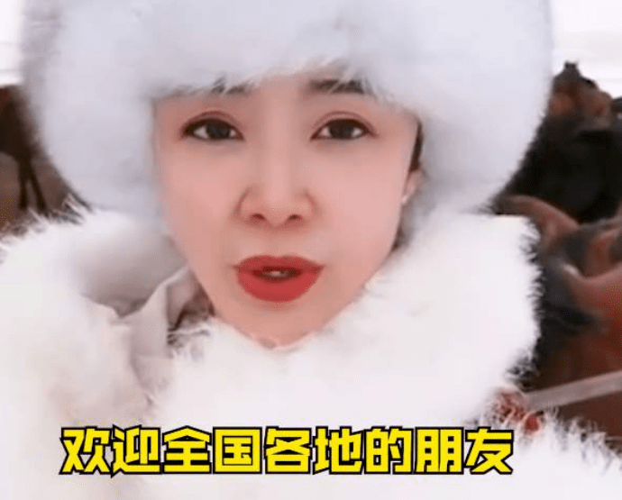 新疆昭苏县女副县长身披大红斗篷,策马雪地奔腾为当地旅游代言