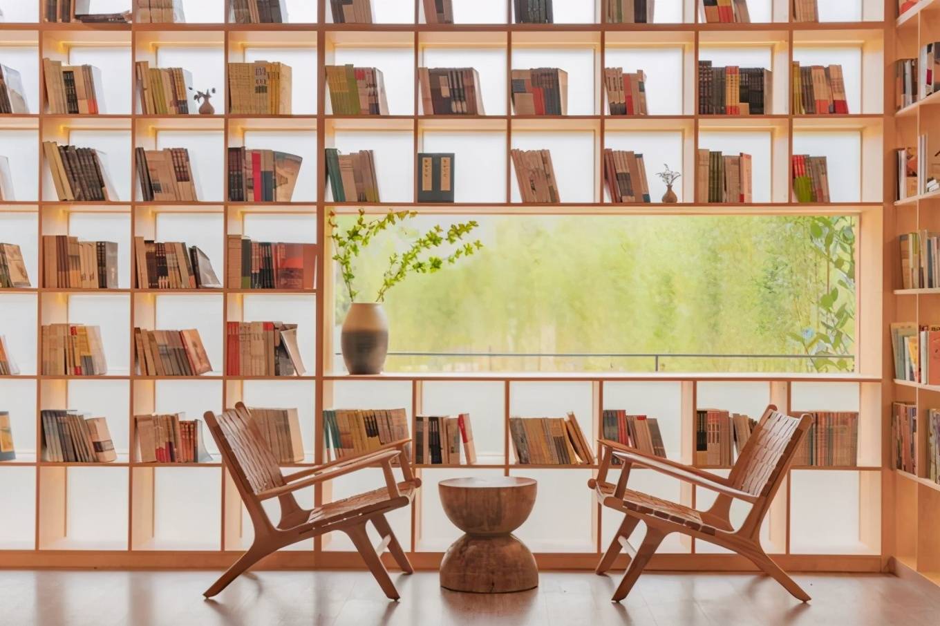 现代书籍与古典藏书,一应俱全内藏图书五千多册这座森林里的书屋好像