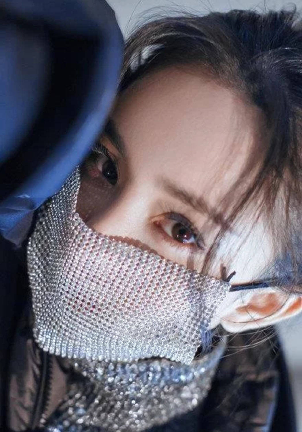 杨幂戴着钻石面具出现,冬天穿着皮裤,小长腿在外面不冷吗?