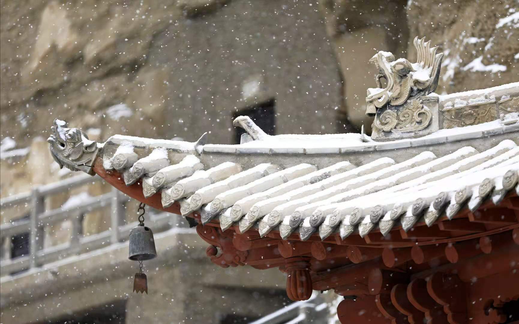 雪后的敦煌:一半沙漠一半雪,连张艺谋都来取景了