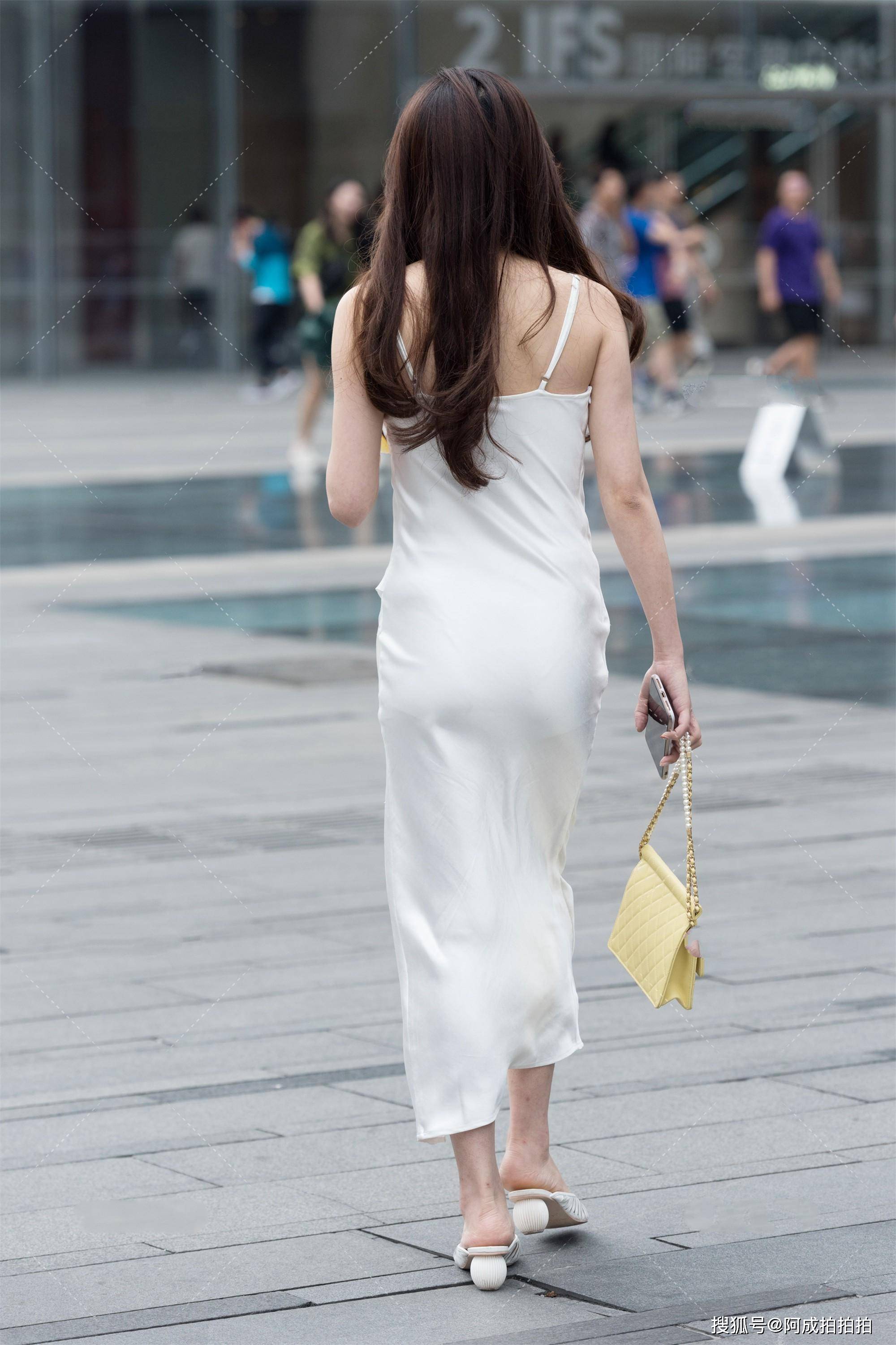 温婉儒雅的女生,喜欢白色丝绸长裙,飘逸自然