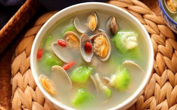 2, 丝瓜汤 花蛤汤 食材:花蛤半斤,丝瓜1根,生姜丝5条,盐适量