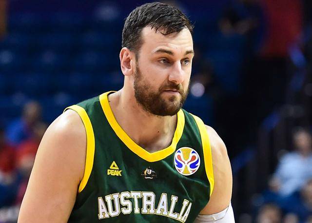 阿联老队友宣布退役,中国球迷像过年