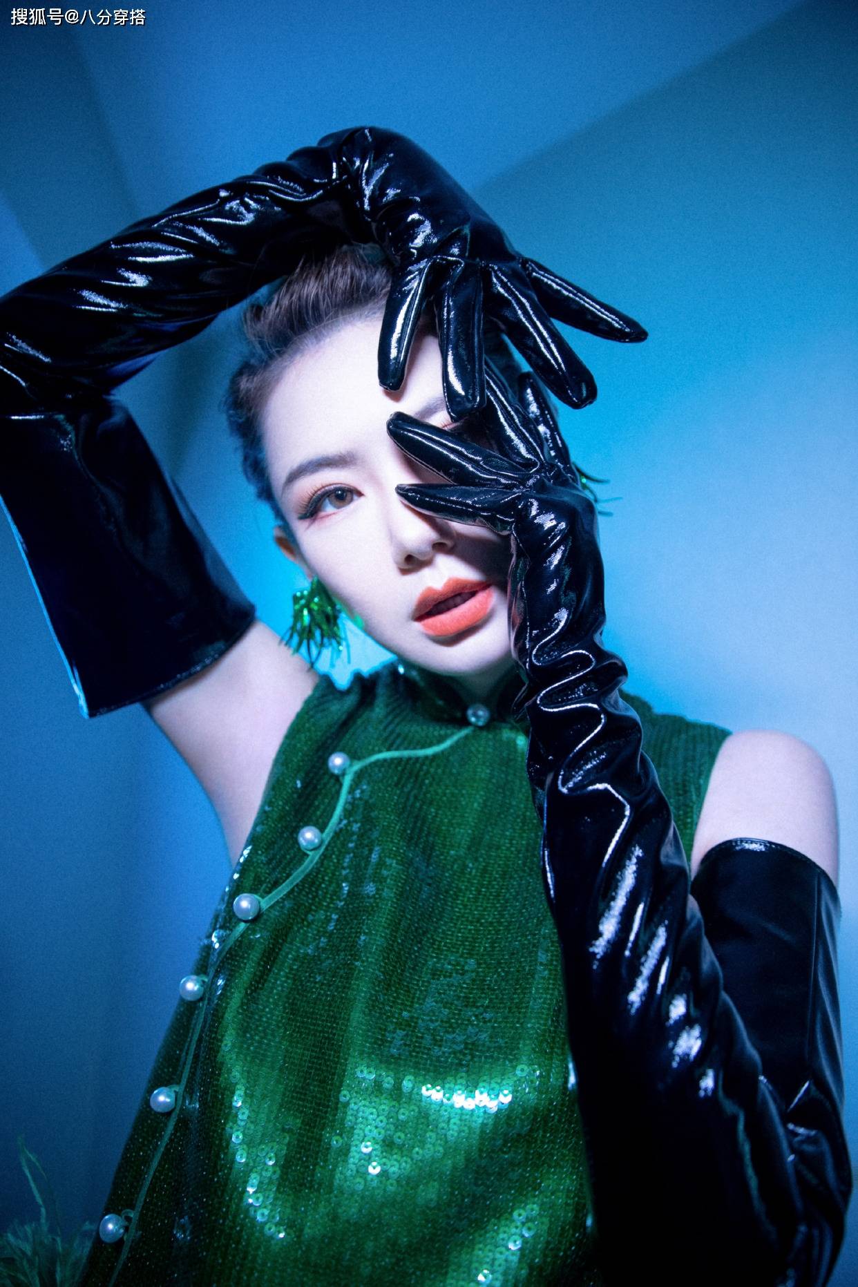 戚薇真厉害,浮夸的绿色漆皮裙穿出满屏时尚感,也就她能驾驭得了_个性