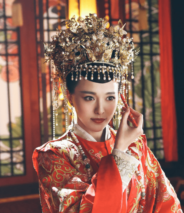 5位女星戴凤冠,杨幂大气,唐嫣繁重,迪丽热巴有范,最丑竟是杨颖