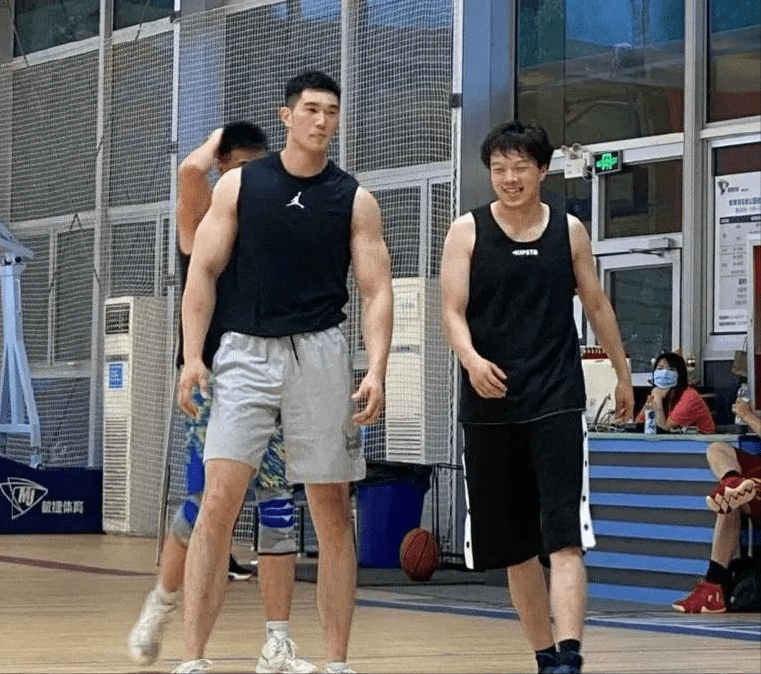 这颜值,这身高,这线条,这肌肉围度,可能很多人只能在漫画中见到的绿