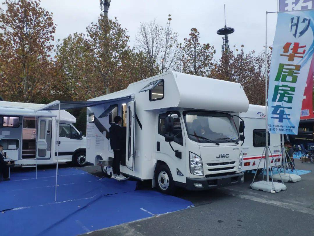 首款江铃轻卡房车下线320l清水箱四床六座318w起