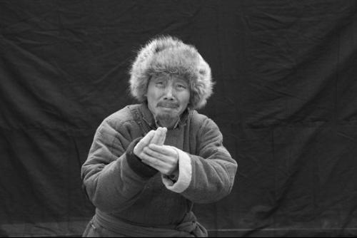 杨白劳欠债不还黄世仁,为何还会让观众同情?答:当时情况不一样