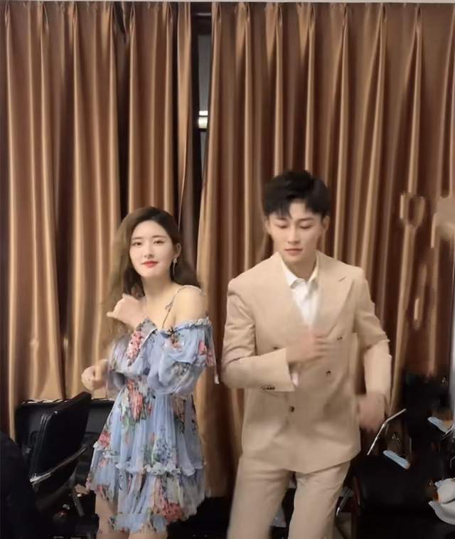 原创刘怡潼赵露思跳舞太逗了2人互侃被赞神仙友谊网友你俩好配