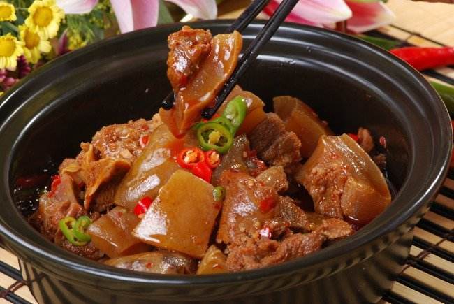 订阅 点击查看更多订阅内容> 【砂锅焖鱼】 主料 金仓鱼:300;猪肉:50