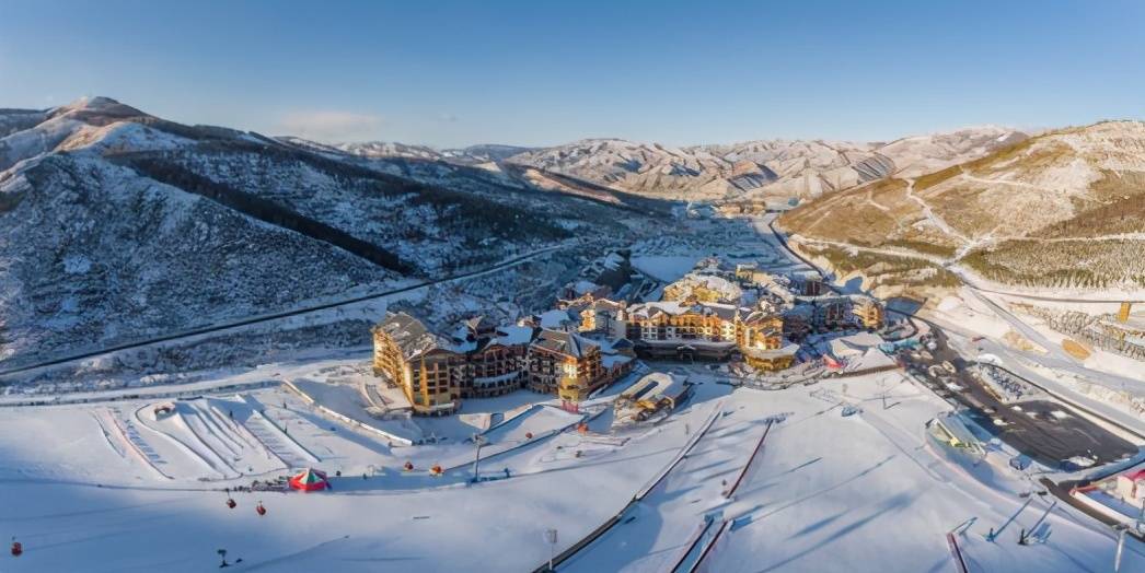 崇礼县境内开辟了密苑云顶乐园滑雪场,翠云山旅游度假村,多乐美地滑雪