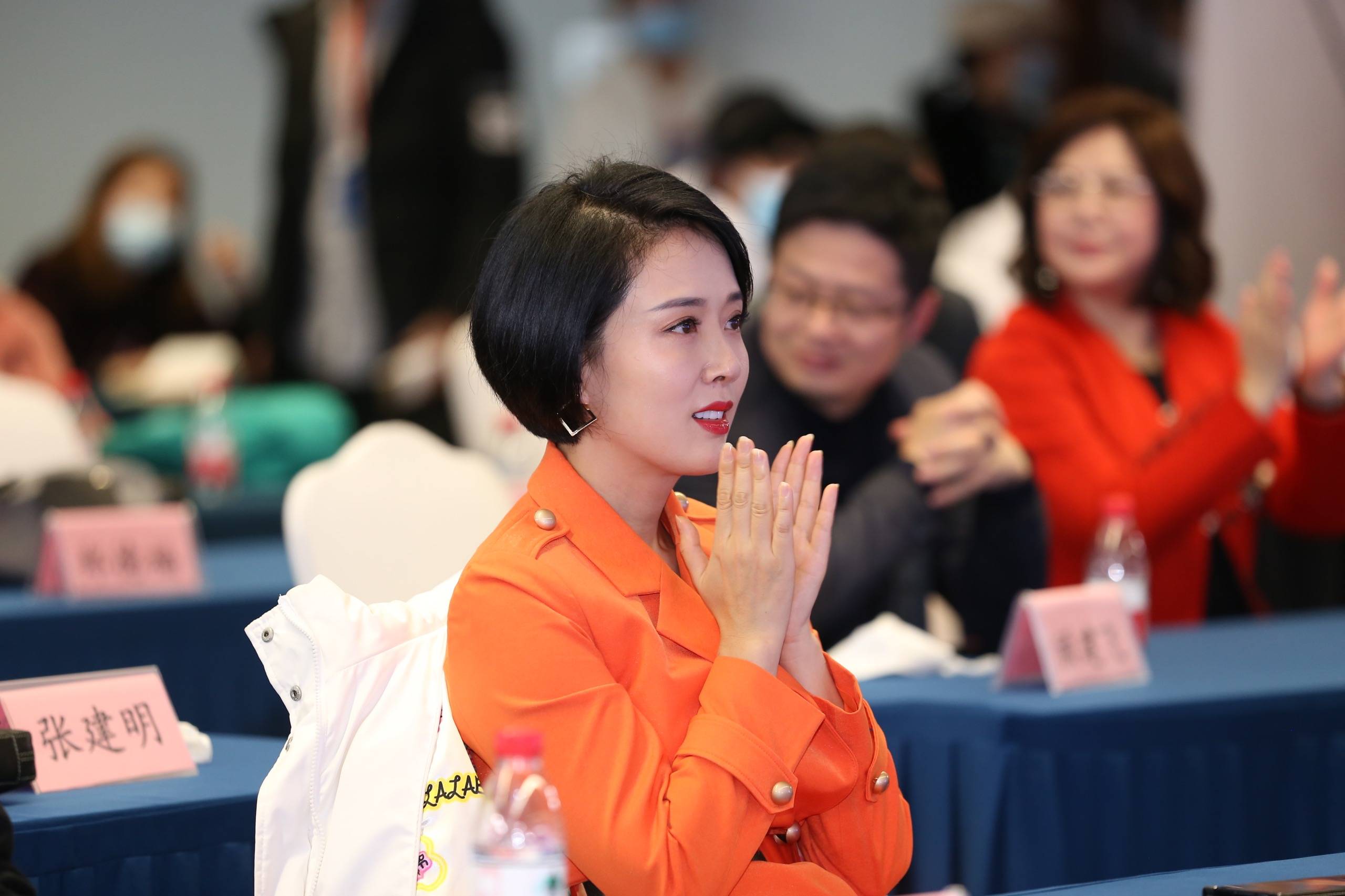 《浦东人家》开机发布会在上海举行,导演苏舟携主演颜丹晨,王兆祥