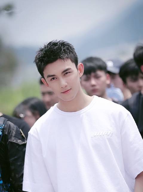 男生在夏天就该剪短头发,吴磊剪了个寸头,头发短点照样很帅!_发型