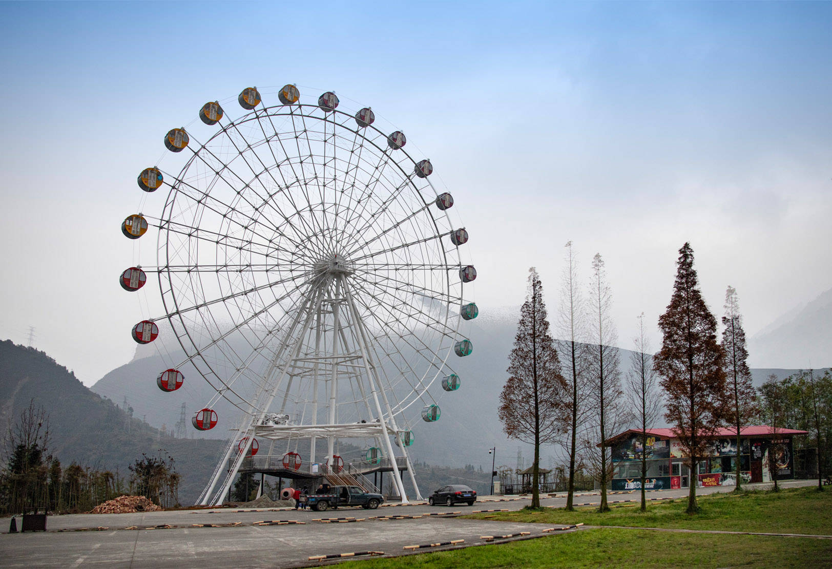 阿坝州首座摩天轮在映秀建成