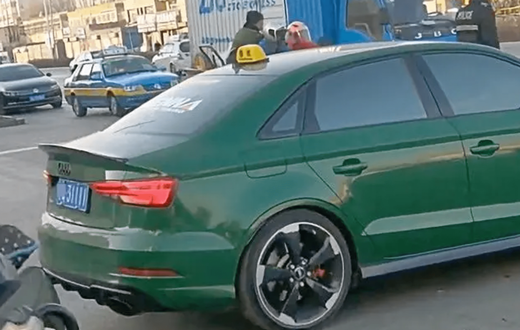 街头现出租车版奥迪,车牌一大亮点,最狠车尾字母:惹不起