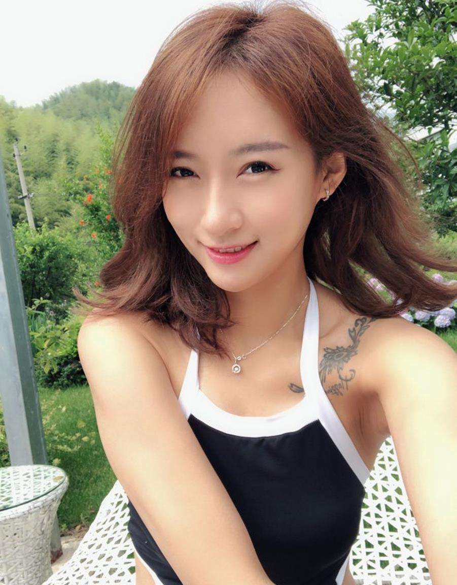 篮球女神石一童,因高颜值傲人身材爆红,被誉为"篮球界江疏影"