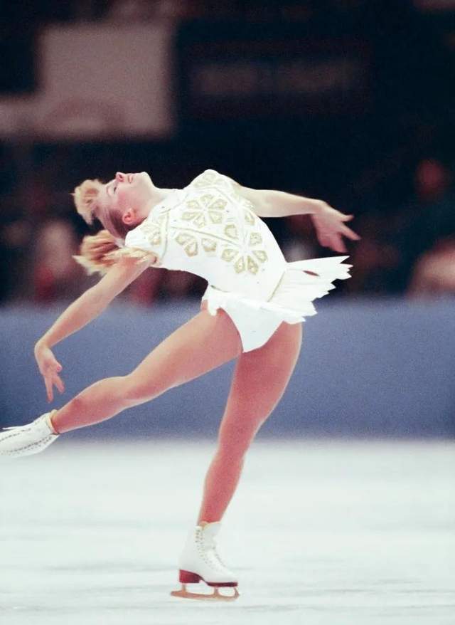 25岁花滑公主直播中被打爆膝盖,第二天凶手的老婆却拿了冠军…_谭雅